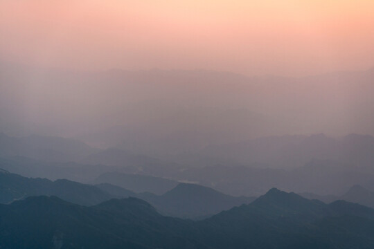 山峦余辉