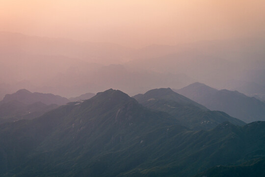 山峦余辉