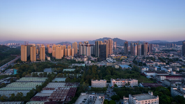 夕阳照耀深圳坪山建筑高楼