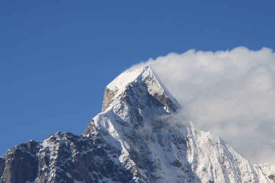 云雾缭绕的雪山山顶