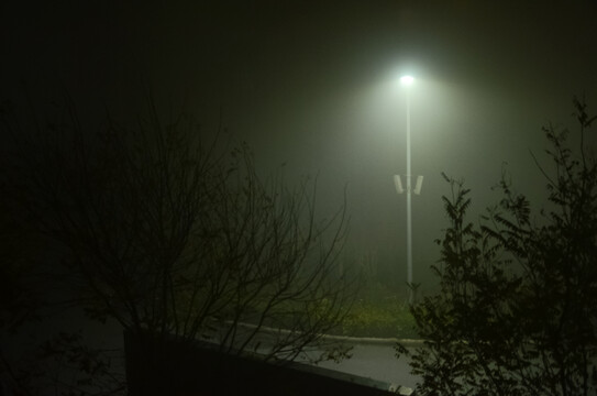 夜晚浓雾中的小路路灯