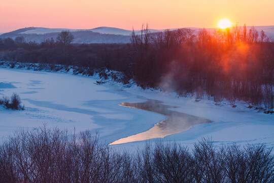 冬天清晨日出不冻河