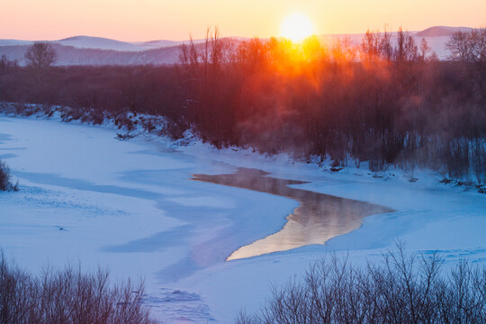 冬季不冻河清晨日出