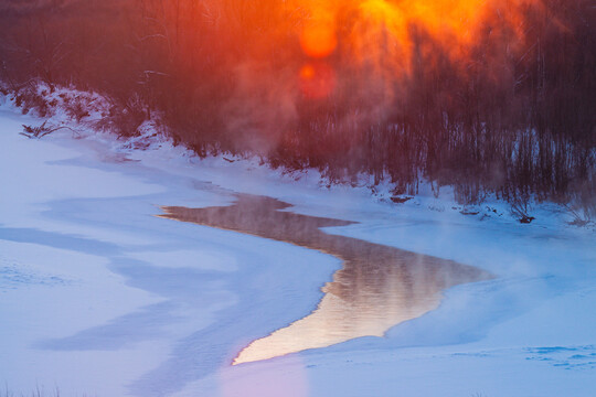 冬季清晨冰雪河流日出