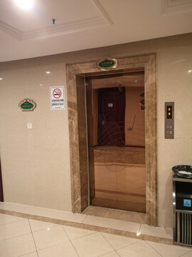 酒店电梯门