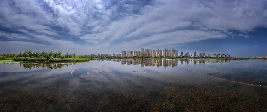 宽幅湖边城市风光全景大图