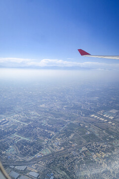翱翔蓝天俯视城市