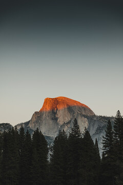 夕阳下的山峰