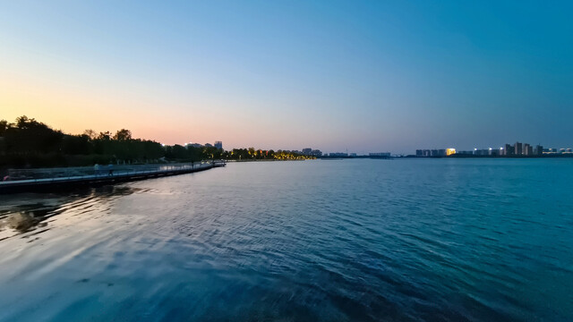 夕阳湖泊