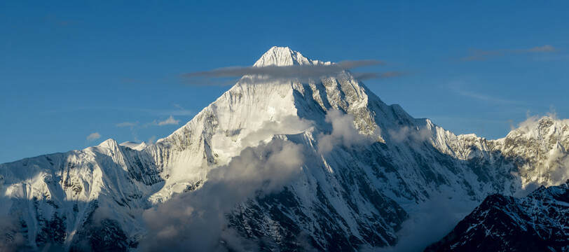 子梅垭口贡嘎雪山主峰航拍