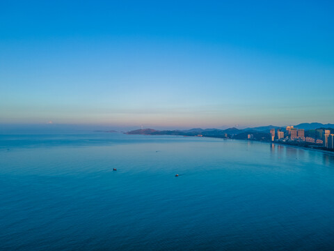 航拍广东省惠州双月湾的日出