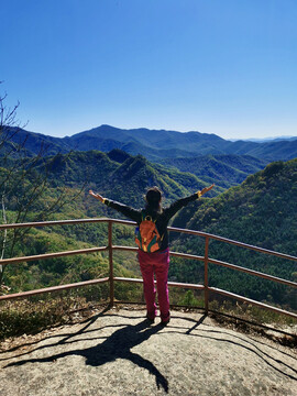 拥抱群山