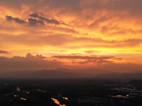 美丽夕阳云彩