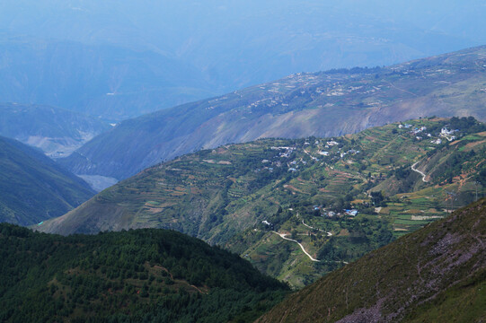 高山下的村庄