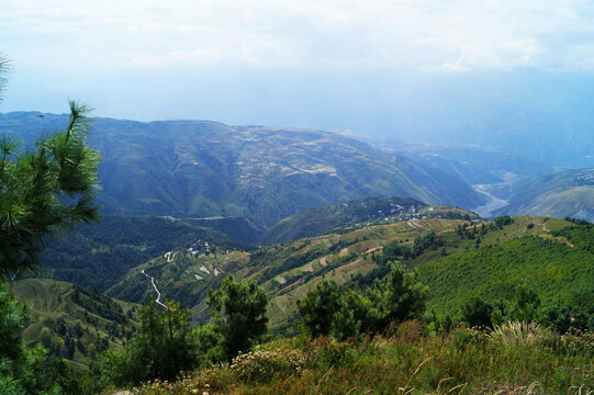 高山下的村庄