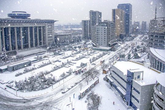 中国城市冬季户外下雪天
