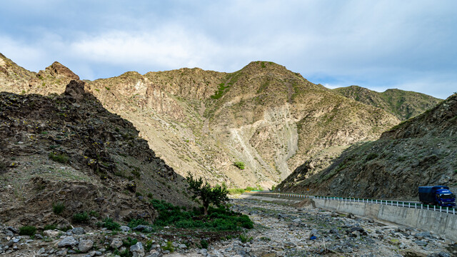 中国新疆阿勒泰山区美丽的公路