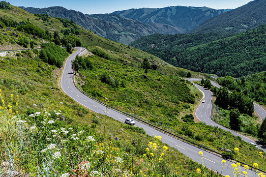 中国新疆阿勒泰山区美丽的公路