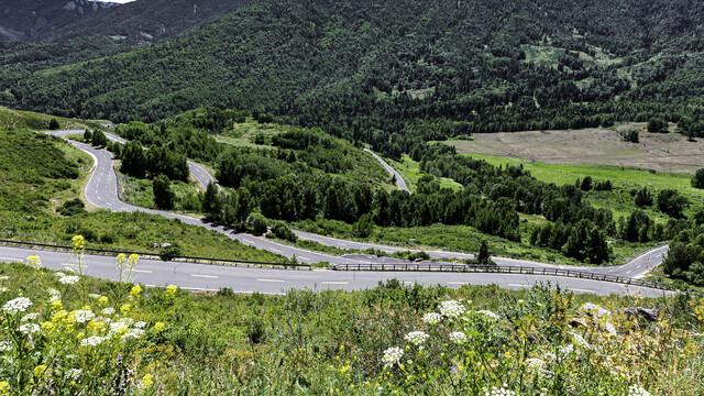 中国新疆阿勒泰山区美丽的公路