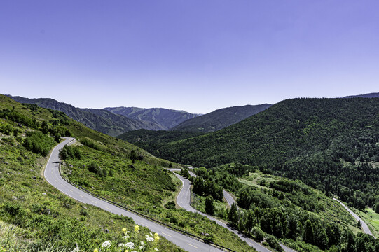 中国新疆阿勒泰山区美丽的公路