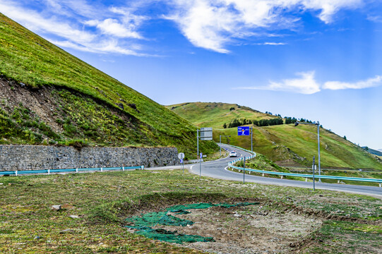 中国新疆阿勒泰山区美丽的公路