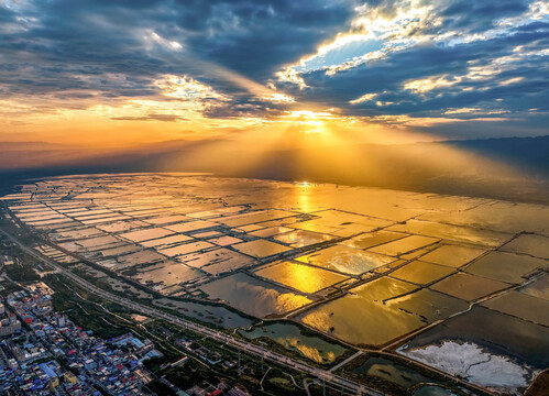 山西运城晨曦盐湖别样美