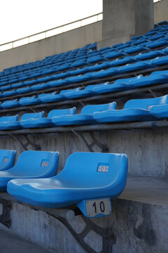 体育场看台的蓝色座椅