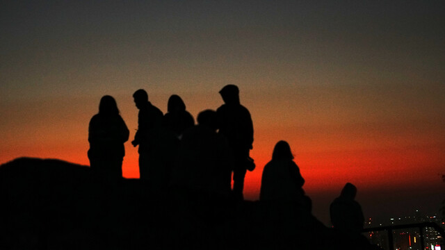 夕阳人物剪影