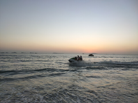 海上日落夕阳摩托艇
