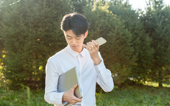 手持手机办公的商务男性