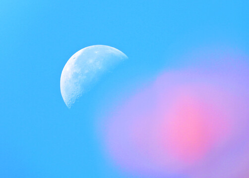 蓝天半月