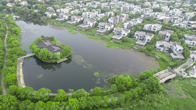 航拍湖景别墅