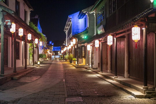 周庄古镇石板路夜景