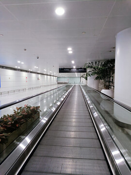 夜晚空旷无人的机场电动扶梯