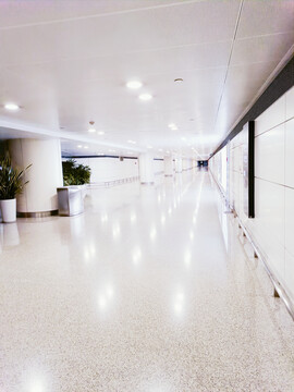 夜晚空旷无人机场人行通道走廊