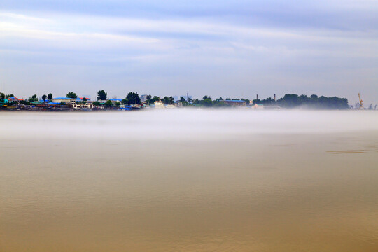 雾漫鸭绿江