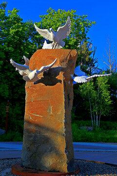 石碑上的鸽子雕塑