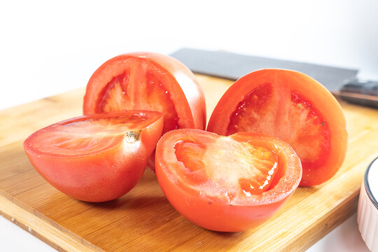 菜板上切开的西红柿