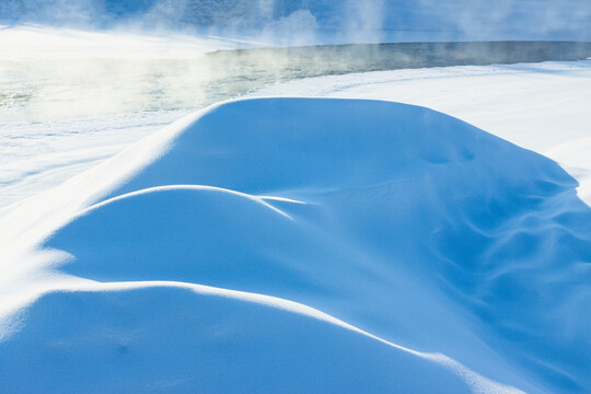 冰雪河流雪包