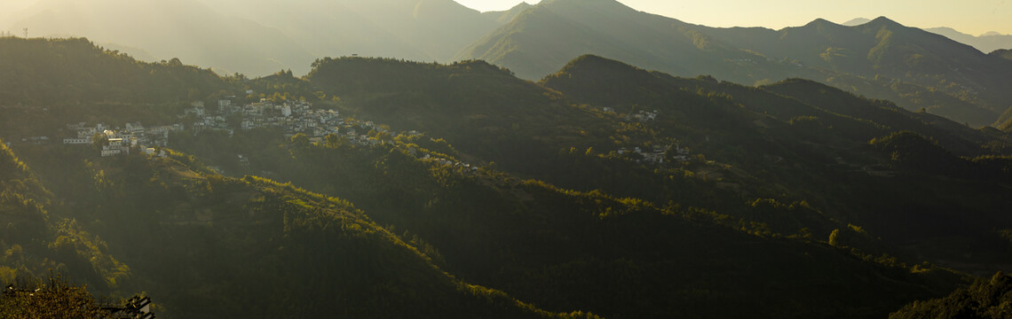 宽幅群山山峦山谷风光照片