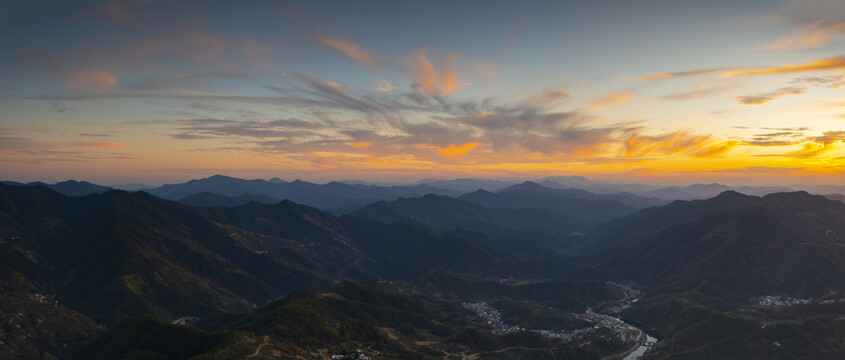 宽幅群山山峦山谷风光照片