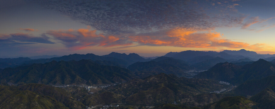 宽幅高山群山山谷村落夕阳航拍