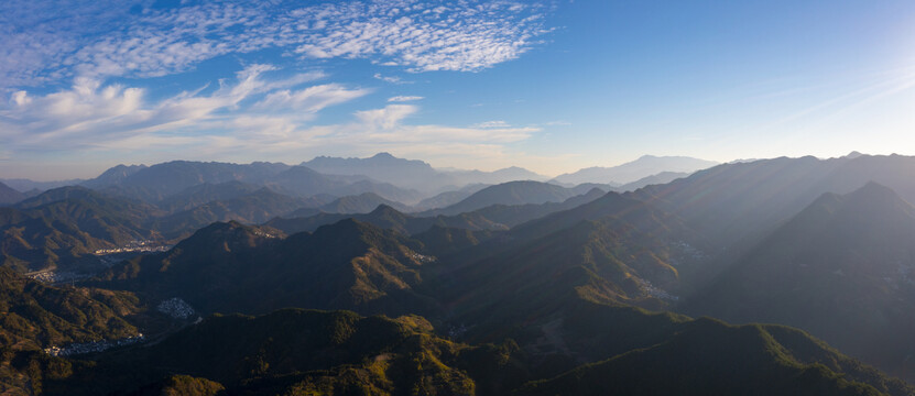 宽幅高山群山山谷村落夕阳图片