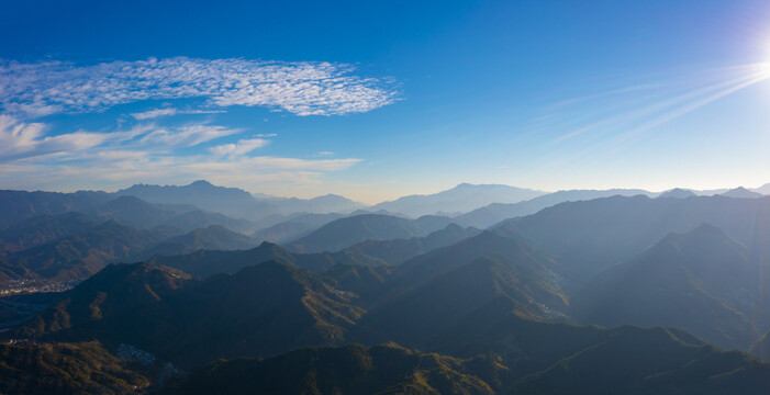 宽幅高山群山山谷村落夕阳图片