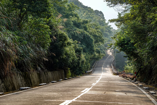 通往乡村的山间公路