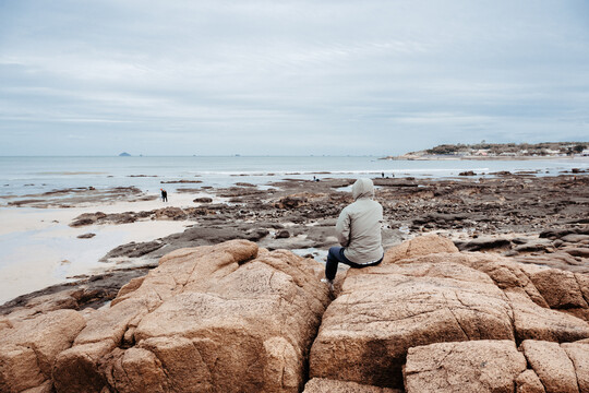 人物站着望着海面背景