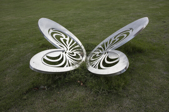 草地蝴蝶雕塑