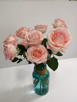 粉色玫瑰花与花瓶