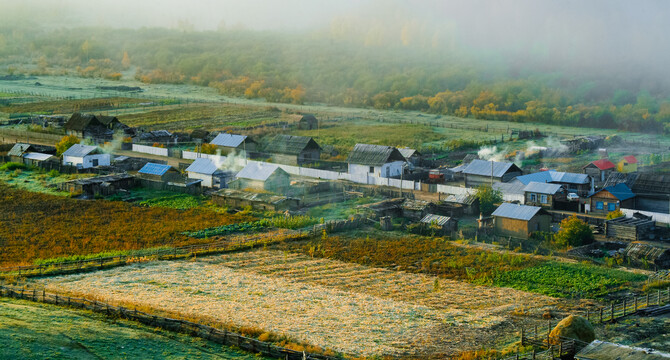 秋季清晨山村老房子