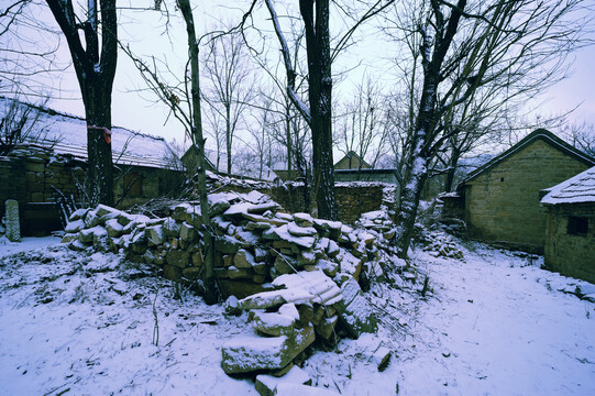 山村下雪了